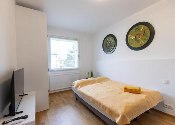 Private 1br Value W Kitchenette And Walk To Tram *
