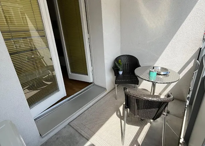 Private 1br Value W Kitchenette And Walk To Tram Apartamento Viena